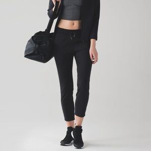 LULULEMON black on the fly pant